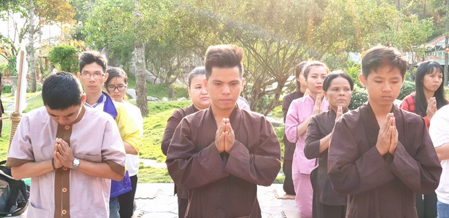 Dharma Protection Group and Buddhists wish Tet to Senior Venerable Thich Chan Tinh on the lunar ninth Day