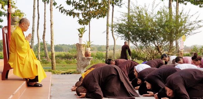 Dharma Protection Group and Buddhists wish Tet to Senior Venerable Thich Chan Tinh on the lunar ninth Day