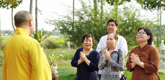 Dharma Protection Group and Buddhists wish Tet to Senior Venerable Thich Chan Tinh on the lunar ninth Day