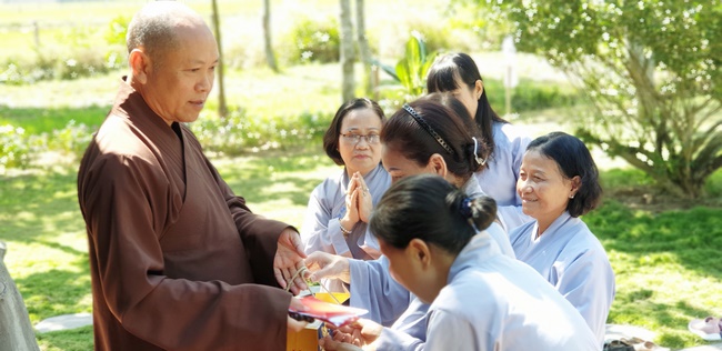 Dharma Protection Group and Buddhists wish Tet to Senior Venerable Thich Chan Tinh on the lunar ninth Day