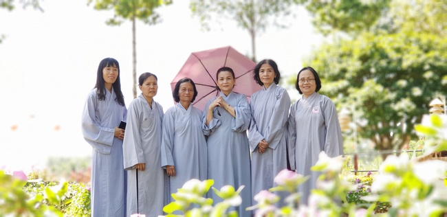 Dharma Protection Group and Buddhists wish Tet to Senior Venerable Thich Chan Tinh on the lunar ninth Day
