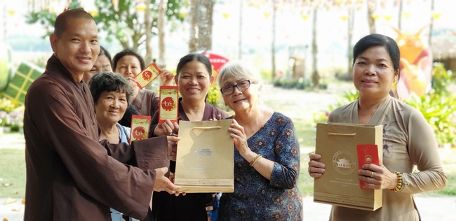 Dharma Protection Group and Buddhists wish Tet to Senior Venerable Thich Chan Tinh on the lunar ninth Day