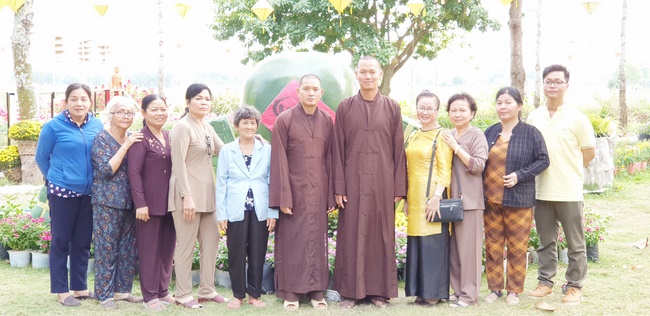 Dharma Protection Group and Buddhists wish Tet to Senior Venerable Thich Chan Tinh on the lunar ninth Day