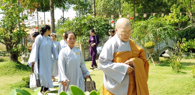 Buddhists wishing Tet Senior Venerable Thich Chan Tinh on the Tet's 10th day