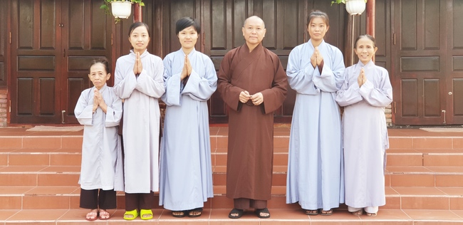 Buddhists wishing Tet Senior Venerable Thich Chan Tinh on the Tet's 10th day