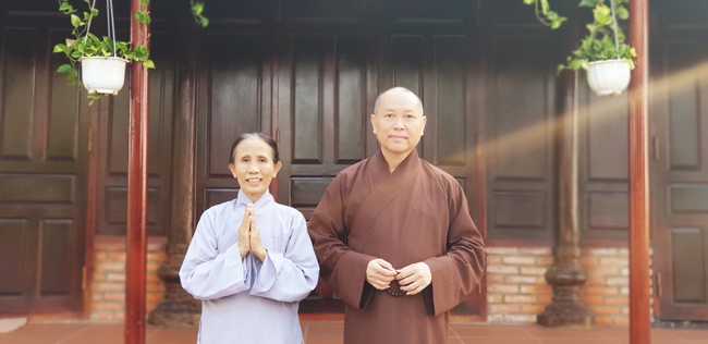 Buddhists wishing Tet Senior Venerable Thich Chan Tinh on the Tet's 10th day