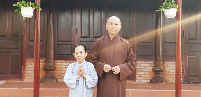 Buddhists wishing Tet Senior Venerable Thich Chan Tinh on the Tet's 10th day