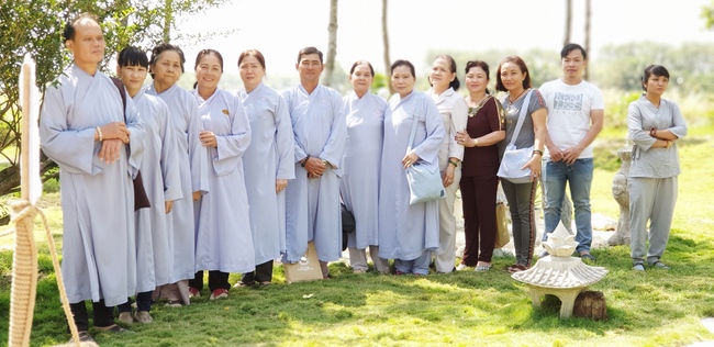 Buddhists wishing Tet Senior Venerable Thich Chan Tinh on the Tet's 10th day