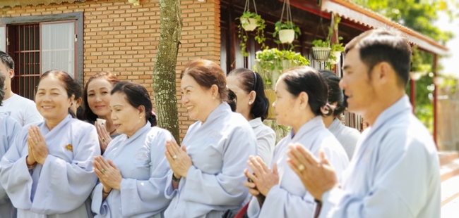 Buddhists wishing Tet Senior Venerable Thich Chan Tinh on the Tet's 10th day