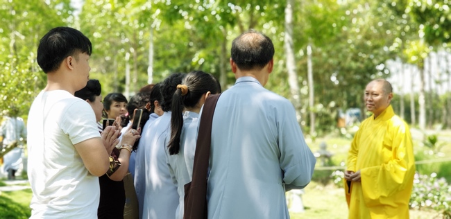 Buddhists wishing Tet Senior Venerable Thich Chan Tinh on the Tet's 10th day