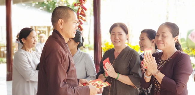 Buddhists wishing Tet Senior Venerable Thich Chan Tinh on the Tet's 10th day