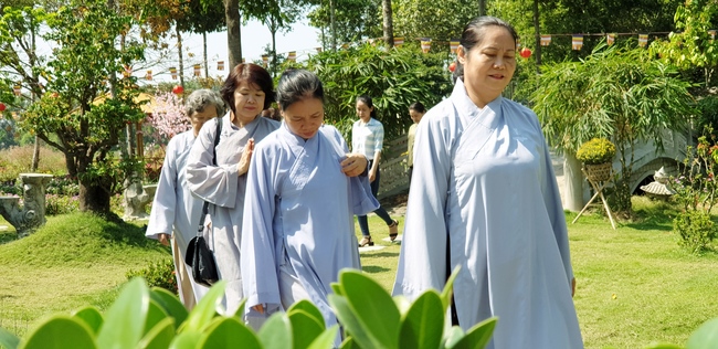 Buddhists wishing Tet Senior Venerable Thich Chan Tinh on the Tet's 10th day