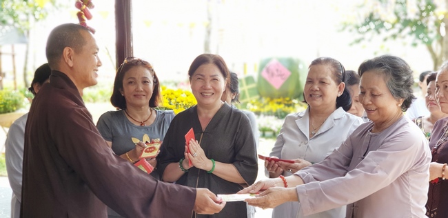 Buddhists wishing Tet Senior Venerable Thich Chan Tinh on the Tet's 10th day