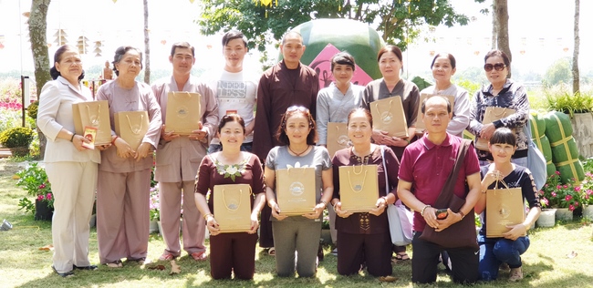 Buddhists wishing Tet Senior Venerable Thich Chan Tinh on the Tet's 10th day