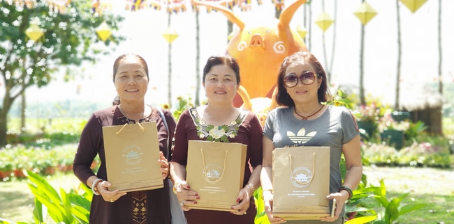 Buddhists wishing Tet Senior Venerable Thich Chan Tinh on the Tet's 10th day