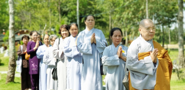 Buddhists wishing Tet Senior Venerable Thich Chan Tinh on the Tet's 10th day