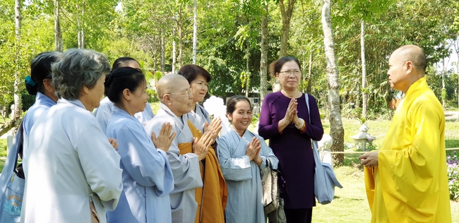 Buddhists wishing Tet Senior Venerable Thich Chan Tinh on the Tet's 10th day