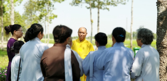 Buddhists wishing Tet Senior Venerable Thich Chan Tinh on the Tet's 10th day