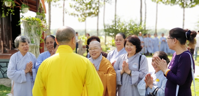 Buddhists wishing Tet Senior Venerable Thich Chan Tinh on the Tet's 10th day