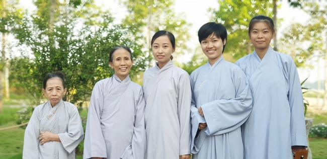 Buddhists wishing Tet Senior Venerable Thich Chan Tinh on the Tet's 10th day