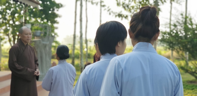 Buddhists wishing Tet Senior Venerable Thich Chan Tinh on the Tet's 10th day