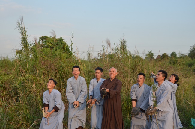 Chanting requiem and releasing creatures in Cu Chi - Long An