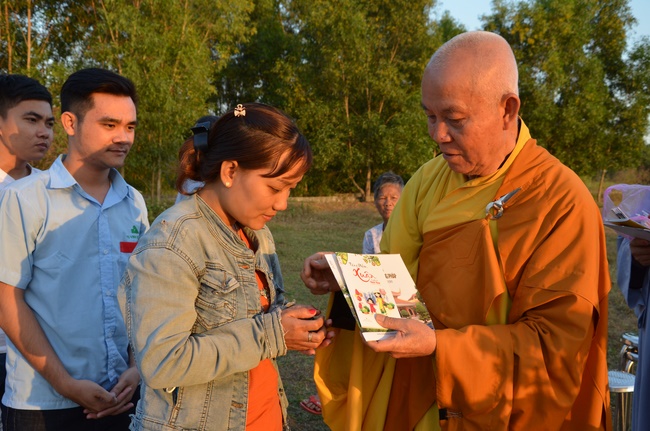Chanting requiem and releasing creatures in Cu Chi - Long An
