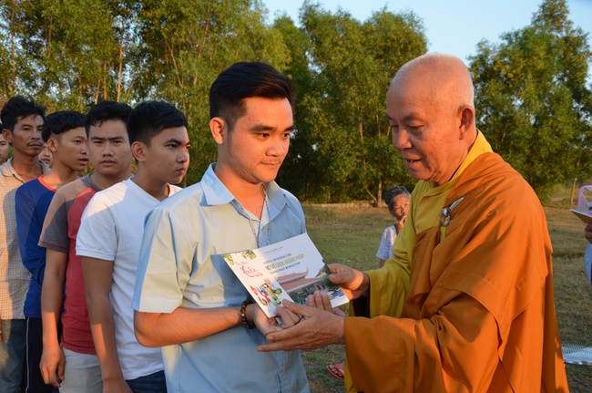 Chanting requiem and releasing creatures in Cu Chi - Long An
