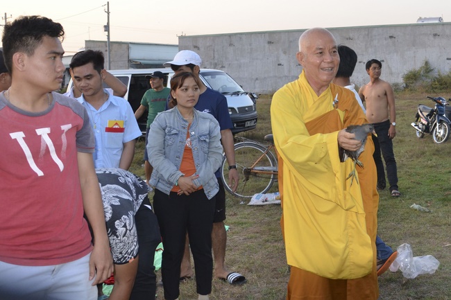 Chanting requiem and releasing creatures in Cu Chi - Long An