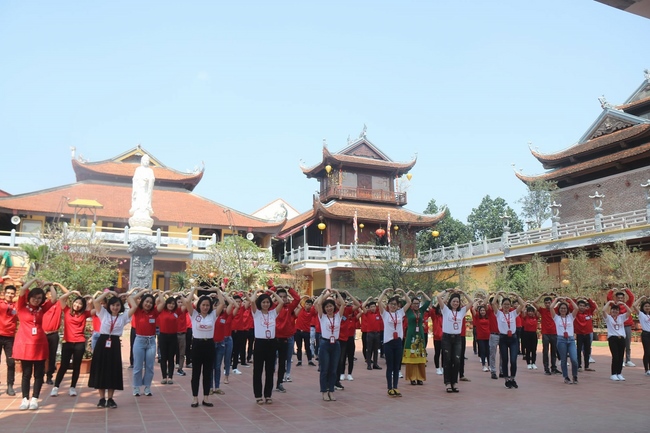 Chùa Hoà Phúc: Buổi sáng ngoại khóa của Trung tâm Tư vấn Đào tạo Lao động IDC