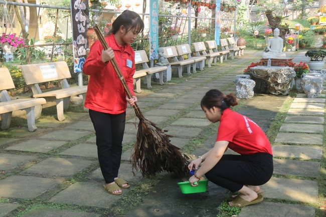 Chùa Hoà Phúc: Buổi sáng ngoại khóa của Trung tâm Tư vấn Đào tạo Lao động IDC