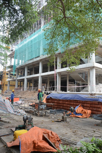 Hoàn thành đổ bê tông phần mái hạ tòa nhà đa năng