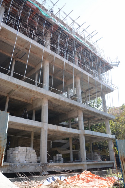 Hoàn thành đổ bê tông phần mái hạ tòa nhà đa năng