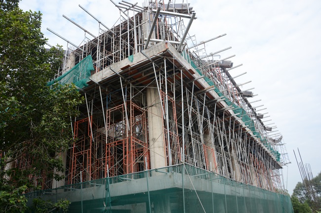 Hoàn thành đổ bê tông phần mái hạ tòa nhà đa năng