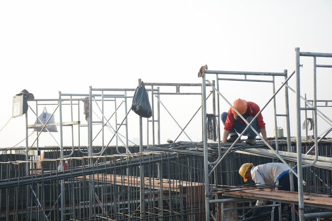 Hoàn thành đổ bê tông phần mái hạ tòa nhà đa năng