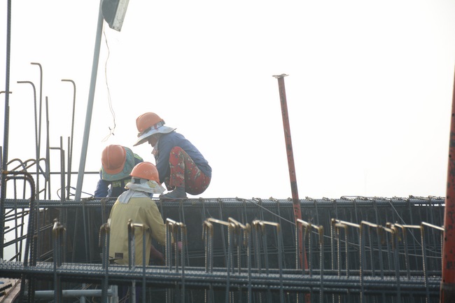 Hoàn thành đổ bê tông phần mái hạ tòa nhà đa năng