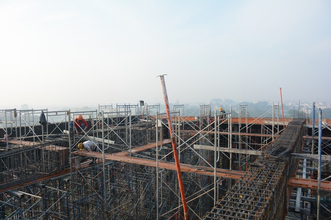 Hoàn thành đổ bê tông phần mái hạ tòa nhà đa năng