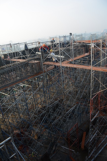 Hoàn thành đổ bê tông phần mái hạ tòa nhà đa năng