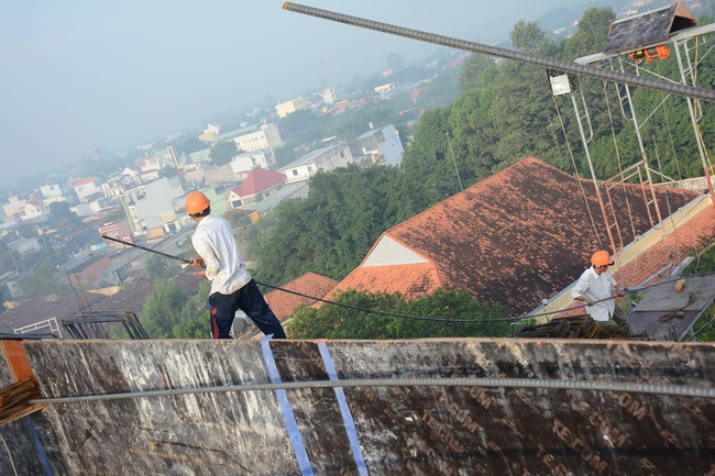 Hoàn thành đổ bê tông phần mái hạ tòa nhà đa năng