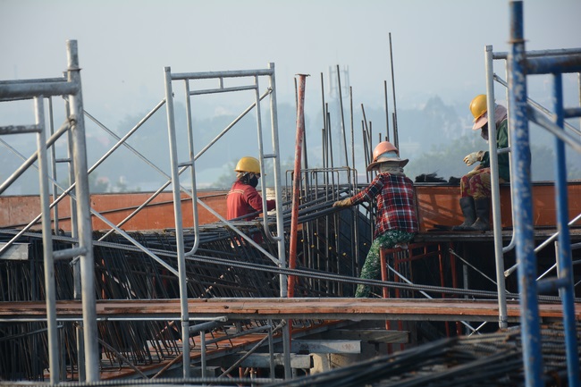 Hoàn thành đổ bê tông phần mái hạ tòa nhà đa năng