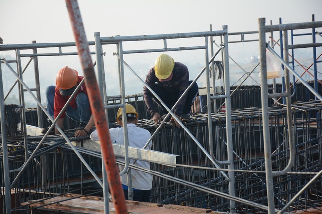 Hoàn thành đổ bê tông phần mái hạ tòa nhà đa năng