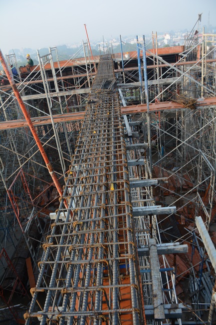 Hoàn thành đổ bê tông phần mái hạ tòa nhà đa năng