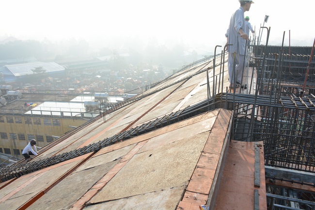 Hoàn thành đổ bê tông phần mái hạ tòa nhà đa năng