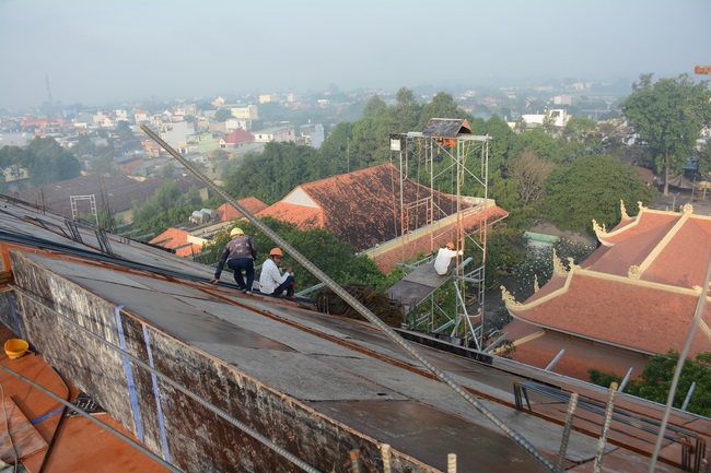 Hoàn thành đổ bê tông phần mái hạ tòa nhà đa năng