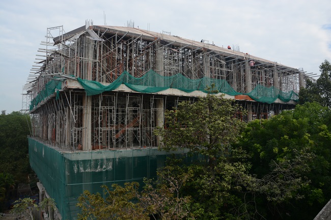 Hoàn thành đổ bê tông phần mái hạ tòa nhà đa năng