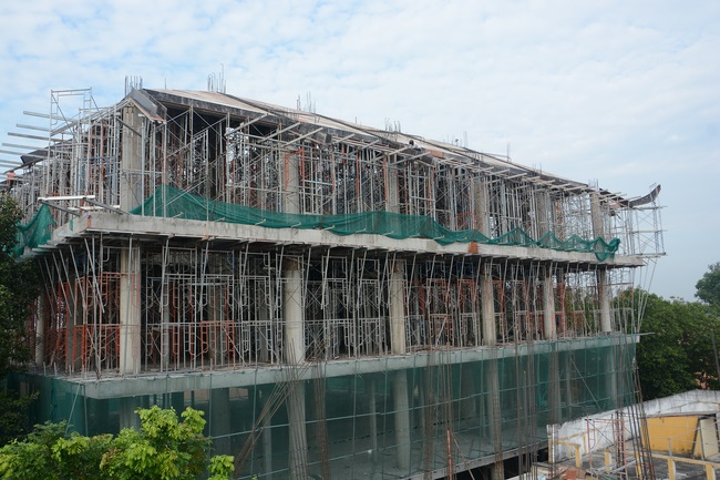 Hoàn thành đổ bê tông phần mái hạ tòa nhà đa năng