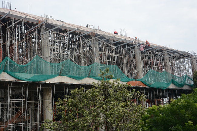 Hoàn thành đổ bê tông phần mái hạ tòa nhà đa năng