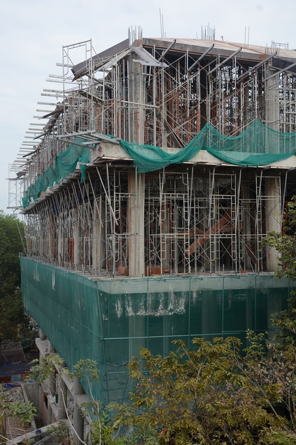 Hoàn thành đổ bê tông phần mái hạ tòa nhà đa năng