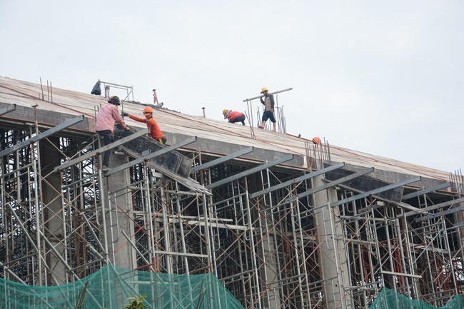 Hoàn thành đổ bê tông phần mái hạ tòa nhà đa năng