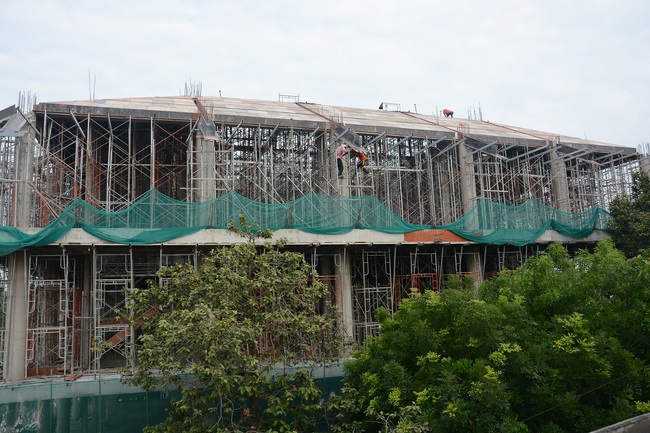 Hoàn thành đổ bê tông phần mái hạ tòa nhà đa năng